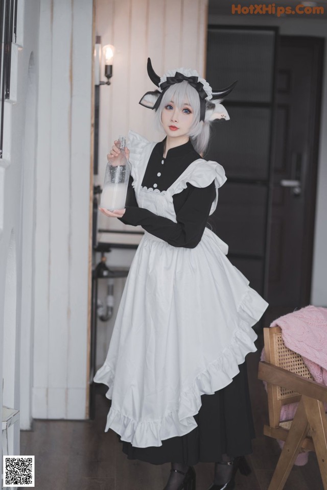 Coser@rioko凉凉子 Vol.063: 贴心的奶牛女仆 (45 photos) No.eb9820